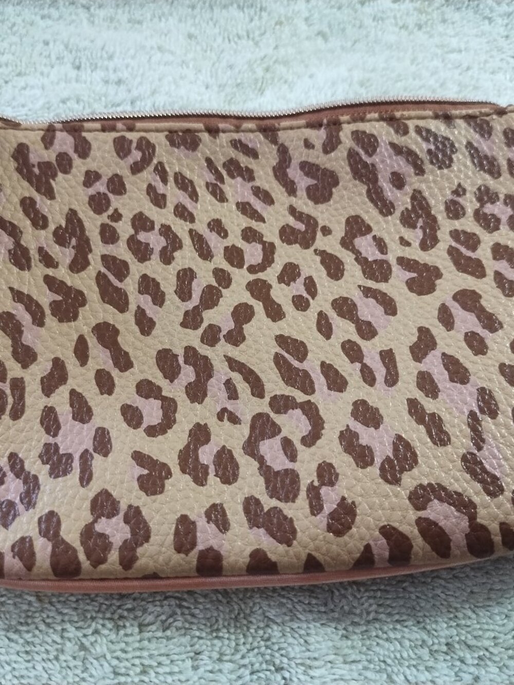 Pre-Owned Ipsy Leopard Print Faux Leather Clutch